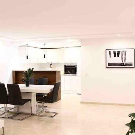 Large Modern Beach Front Apartment, Rooftop Pool!! Марбелья Экстерьер фото