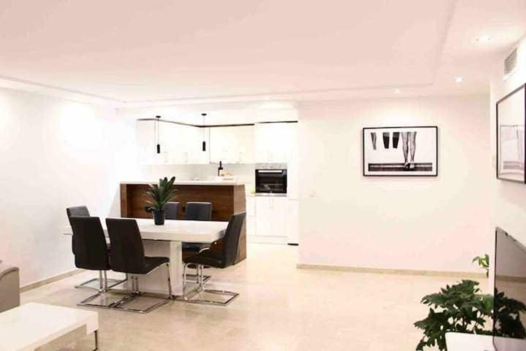 Large Modern Beach Front Apartment, Rooftop Pool!! Марбелья Экстерьер фото
