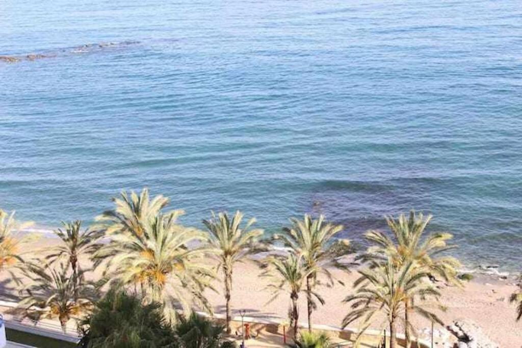 Large Modern Beach Front Apartment, Rooftop Pool!! Марбелья Экстерьер фото