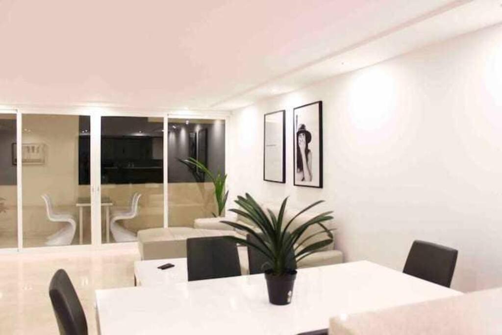 Large Modern Beach Front Apartment, Rooftop Pool!! Марбелья Экстерьер фото