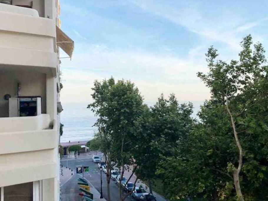 Large Modern Beach Front Apartment, Rooftop Pool!! Марбелья Экстерьер фото
