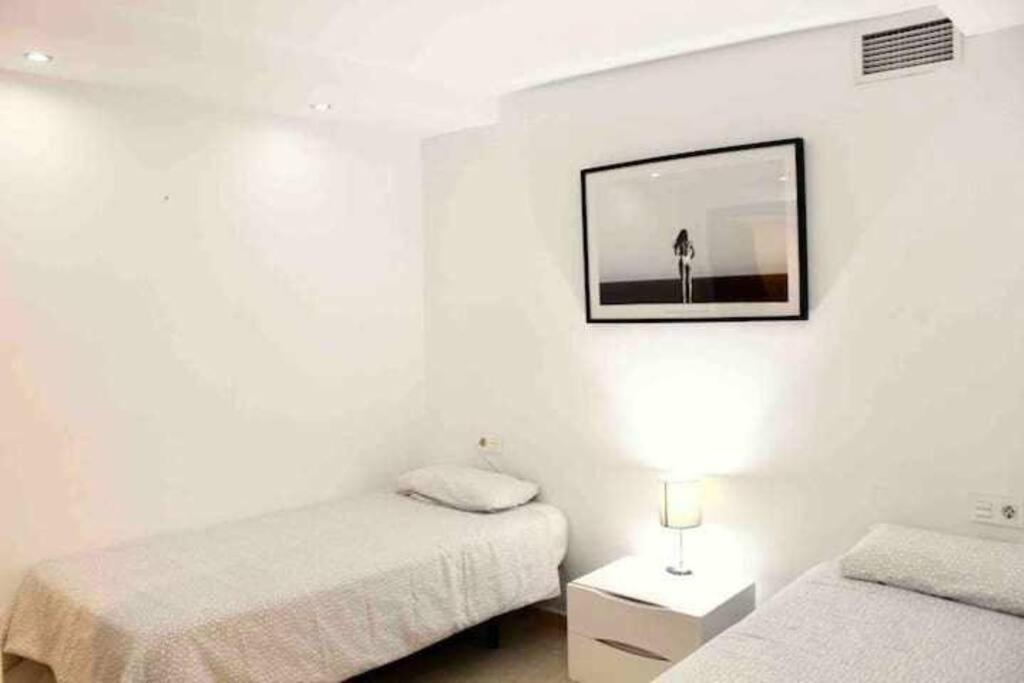Large Modern Beach Front Apartment, Rooftop Pool!! Марбелья Экстерьер фото